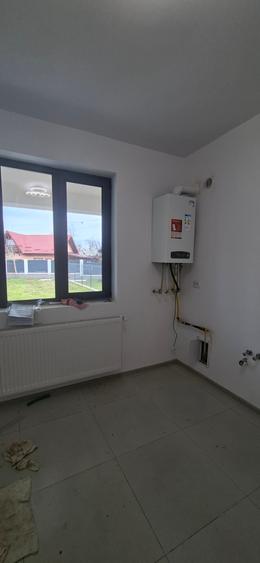 Casa cu 3 camere 80 mp, teren 650 mp, gazon, centru Holboca