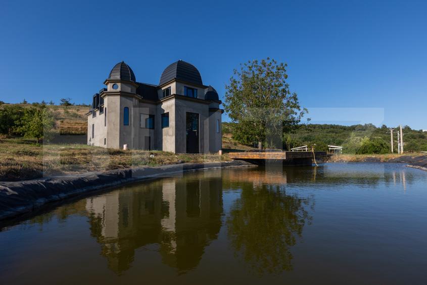 Pensiune 11 camere, cramă, terasă închisă, teren 15.073mp, zona Leamna