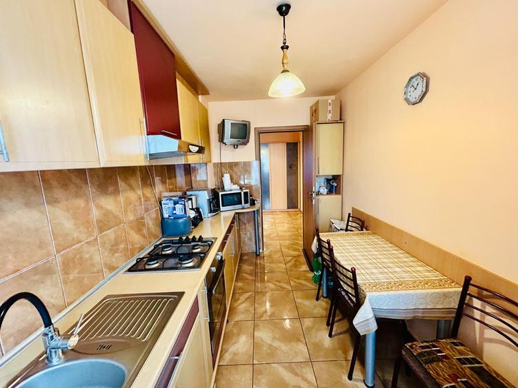 Chirie - Apartament 3 camere, etaj 2, zona Mihai Viteazu.