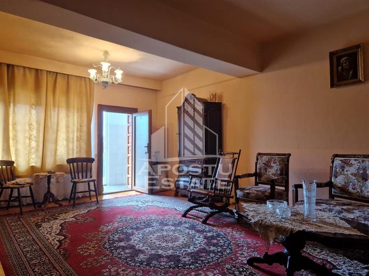Casa familiala cu spatiu comercial si garaj P+1E+M 720 Mp