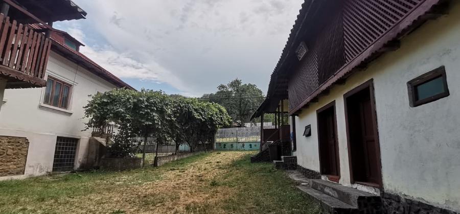 Vand casa la curte cu 2 cladiri anexe si teren