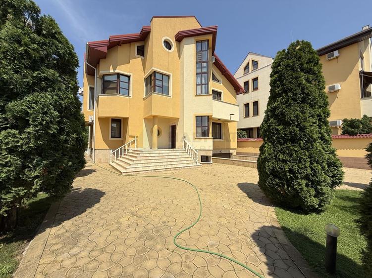 Vila 9 camere cu piscina si teren de 1.000 mp