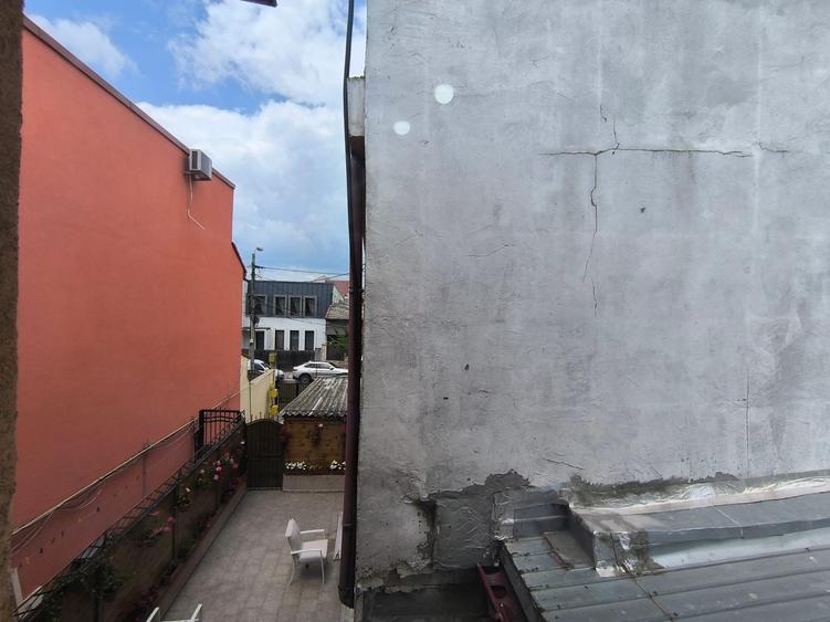 CENTRU - Casa solida cu etaj ,la pret de apartament !