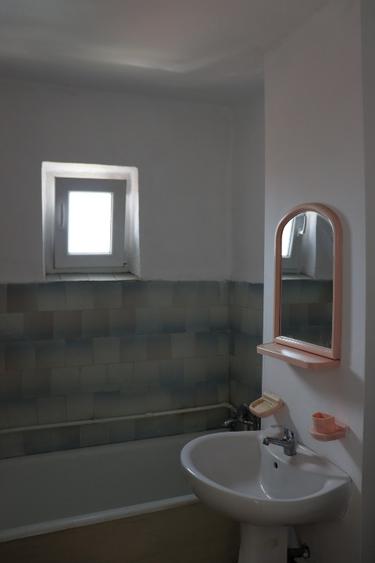 Apartament 3 camere intr-o zona linistita si insorita. Pret negociabil