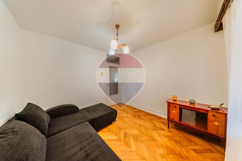 Apartament cu 3 camere, in zona Boul Rosu