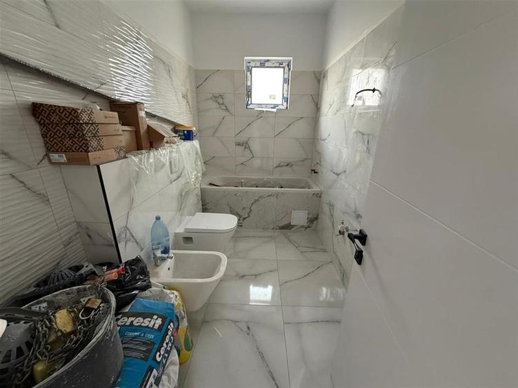 Casa de vanzare , in cartier nou Focsani Nord - Petresti -