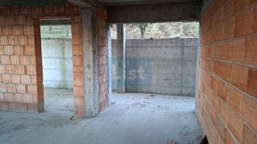 Casa cu garaj, zona Planoare