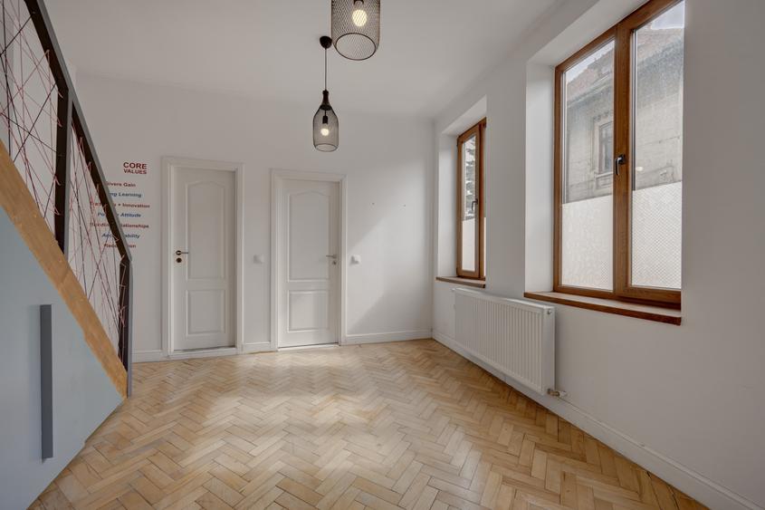In Cartierul Evreiesc, casa 3 camere pivnita si mansarda open space.