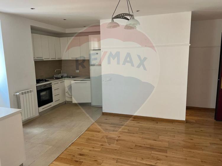 INCHIRIERE Apartament cu 3 camere tip duplex in zona Nordului