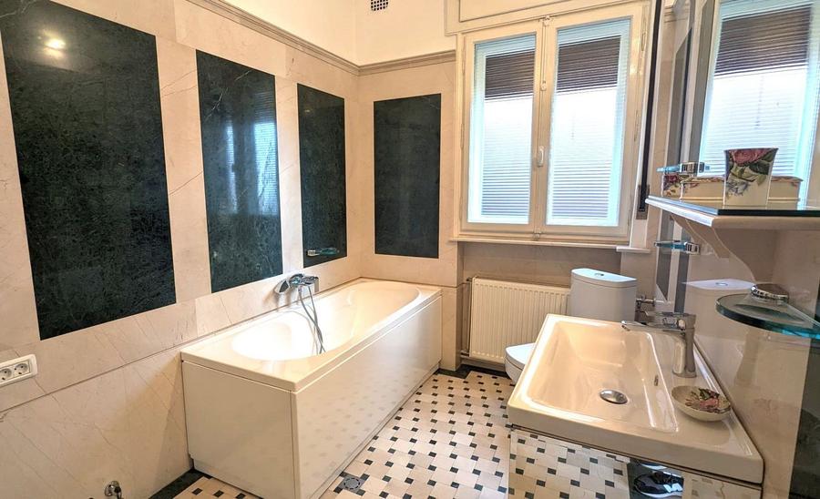 Apartament cu 6 camere si terasa, in vila Art Deco, in Capitale!