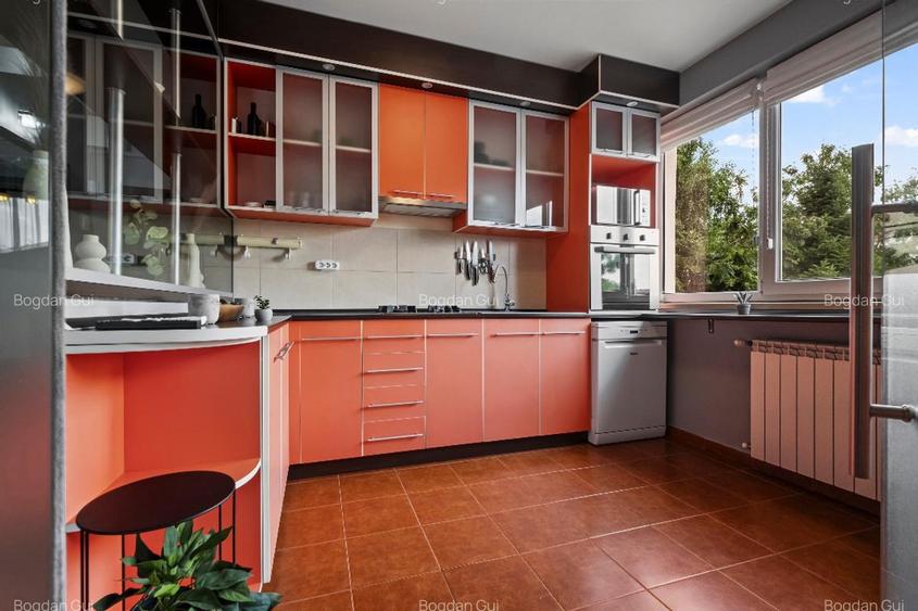Roșu | 4 Camere | 141 MP | X2 Bai | X2 Balcon | Grădină 210 MP |