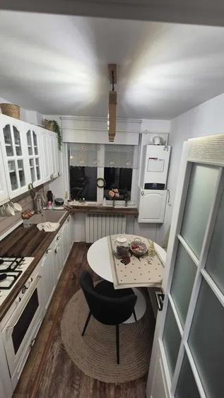 Apartament 3 camere, etaj 1/4, zona Podu Ros