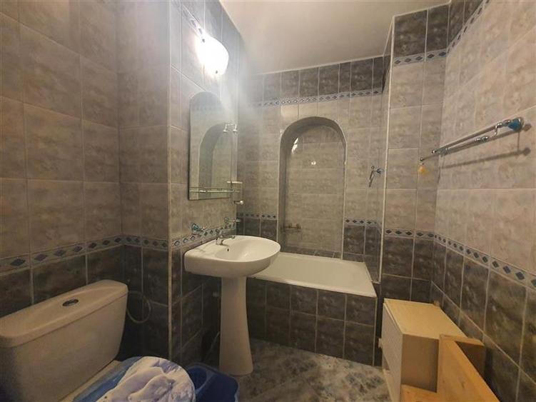 Apartament 3 camere decomandate de vanzare str. Republicii parter