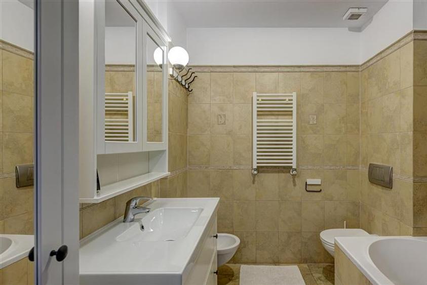Apartament 4 camere cu gradina 84mp. Parcare.