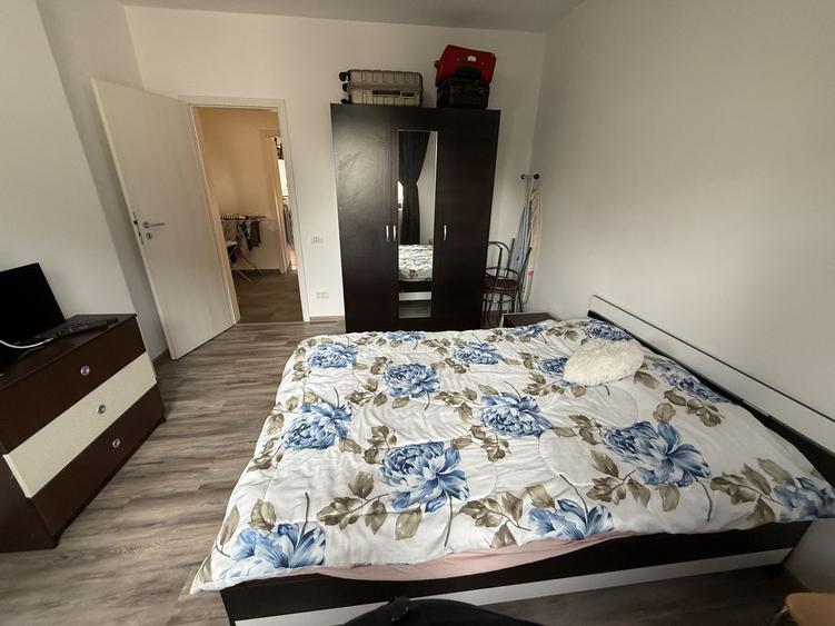 Casă înșiruită complet mobilată + curte+ 2 parcari în complex inchis!