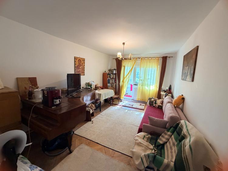 Apartament cu 3 camere decomandat Alexandru cel Bun