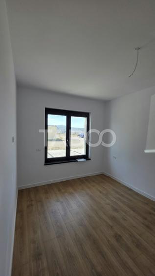 Apartament de vanzare nou nelocuit cu curte proprie si parcare
