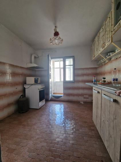 Navodari( Sud, Str Rândunelelor)- 2 camere decomandate, etaj 3/4, liber