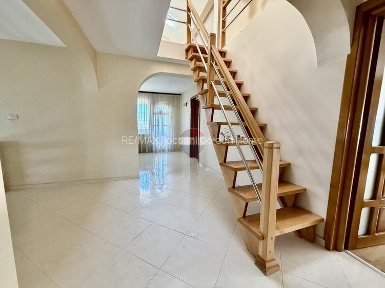 Casa/Vilă Str Vrancei - 12