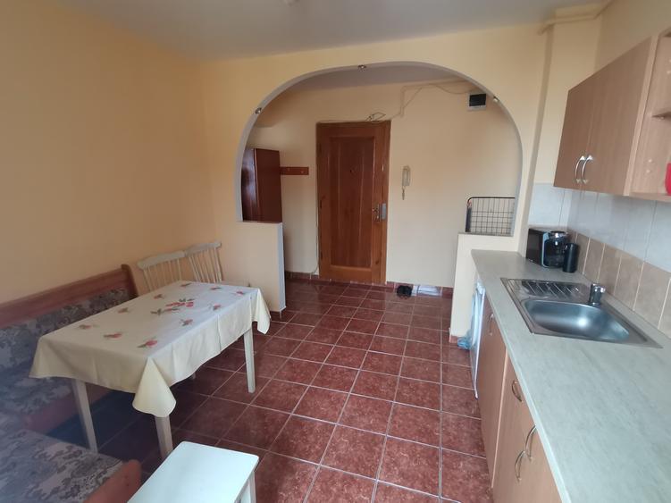 INCHIRIEZ apartament 2 camere decomandat ,zona Strand