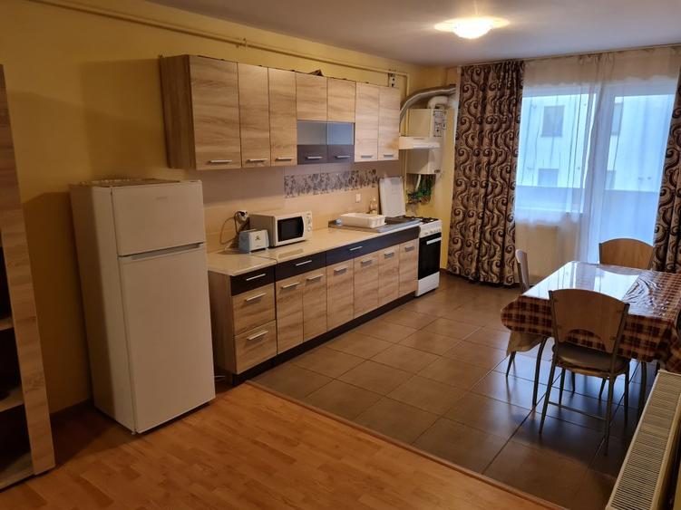 Închiriez apartament 3 camere