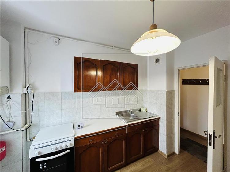 Ap decomandat, 2 camere, balcon, etaj 5/8 - M. Viteazu