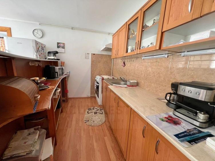 Casa 3 camere 80 mp utili curte comuna si balcon 3,75 mp în Ștrand