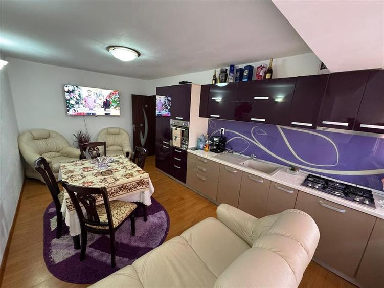 Apartament 3 camere, Piata Sud, etaj 3, renovat si mobilat complet