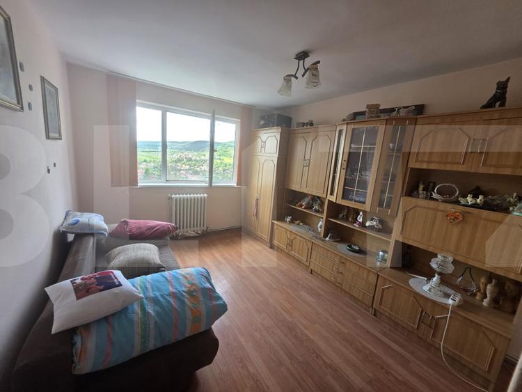 Apartament cu 2 camere decomandate.