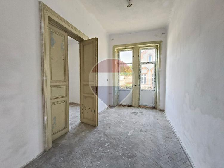 VÂNZARE - CLĂDIRE INTERBELICĂ, CENTRU SIRET