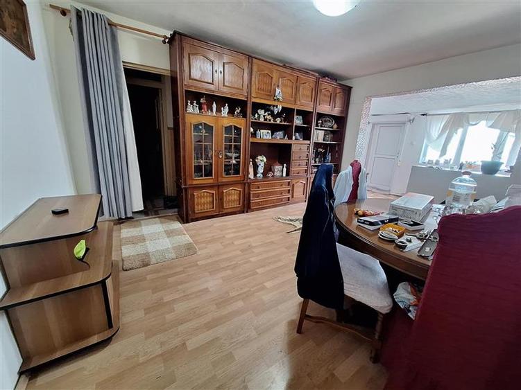Apartament 2 camere semidecomandat , zona Milcov