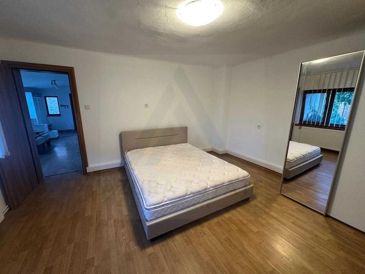Casa pe 2 niveluri la curte 4 dormitoare 3 băi balcon zona Piata Cluj