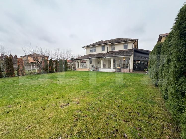 Casă de vânzare 239 mp, teren 5,6 ari,  zona Titulescu