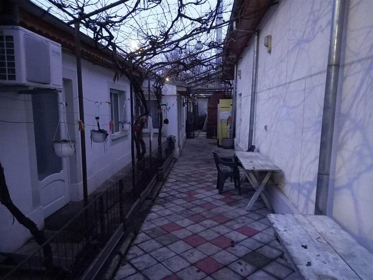 Casa cu spatiu comercial la poarta, Radu Negru, 2 camere, teren 400 mp