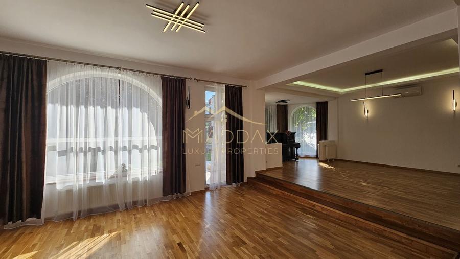 Vila Individuala 7 camere*Piscina*Teren 1000 mp / 8 parcari// Erou Iancu Nicolae