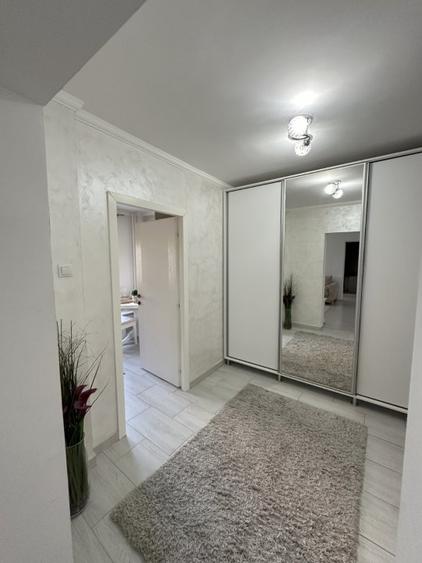 Apartament cu 2 camere semidecomandat, mobilat în Polonă