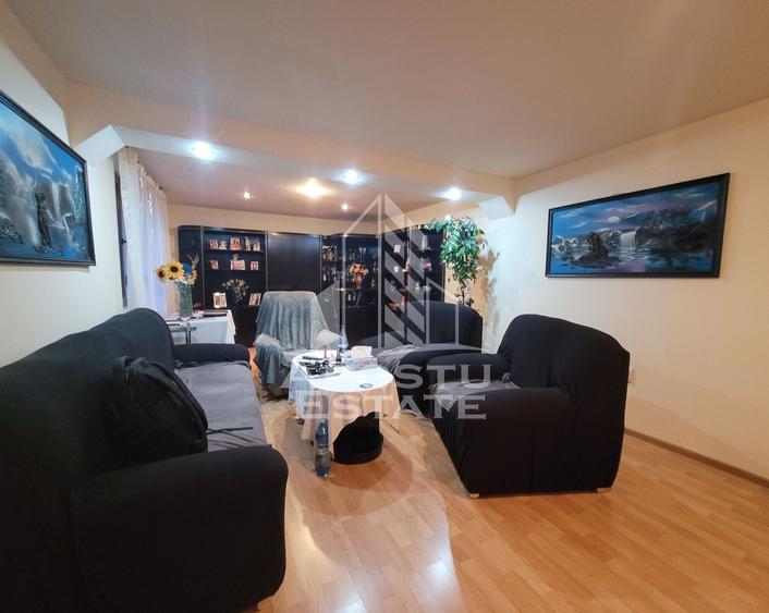 Casa individuala de vanzare, cu 4 camere si 2 garaje, zona Lipovei