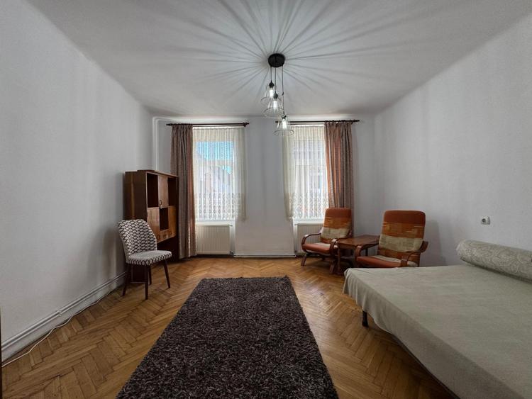 Apartament la casa, cu 3 camere, semidecomandat, zona centrala, str. Sitei