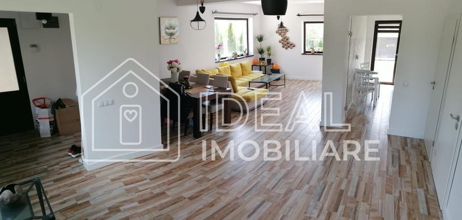 Casa moderna cu 4 camere, La CHEIE in Poplaca