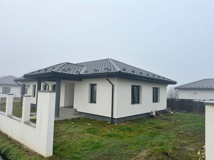 Casă individuală de vânzare – 131 mp construiți, teren 6 ari