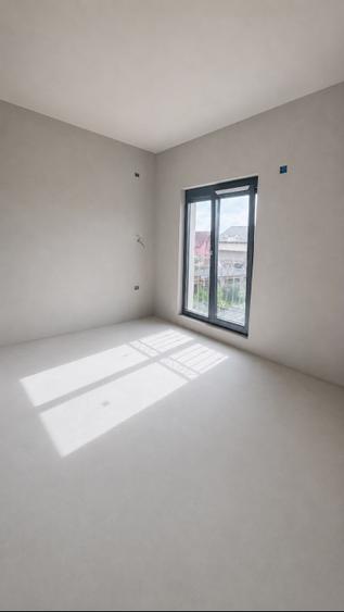 Proprietar, vand 1/2 duplex