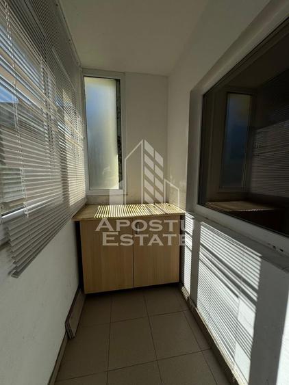 Apartament cu 3 camere, decomantat, etajul 2 , zona Spitalul Judetean
