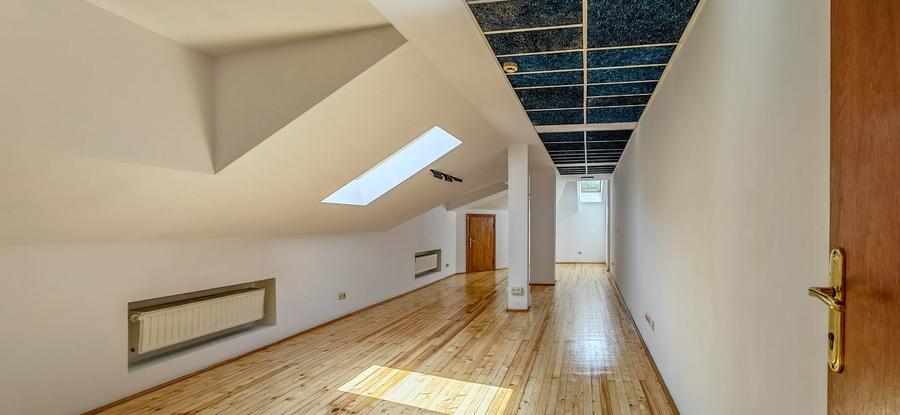 Vilă spațioasă de închiriat, 11 camere, București