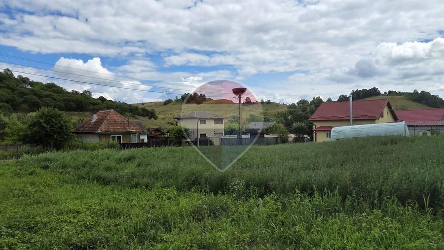 Casă cu teren generos de 2.800 mp la 38 km în satul Elciu