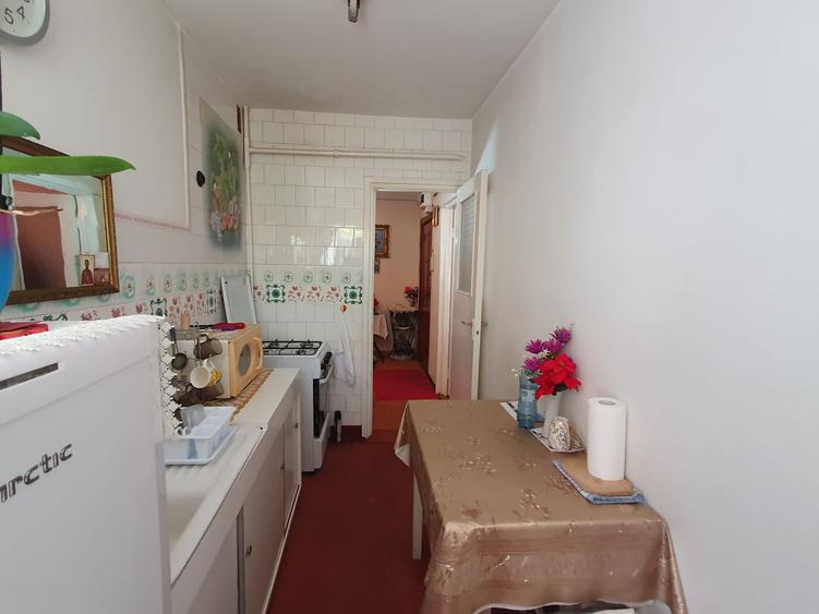 Vand apartament cu 3 camere zona Vlaicu Lebada 5 Colturi
