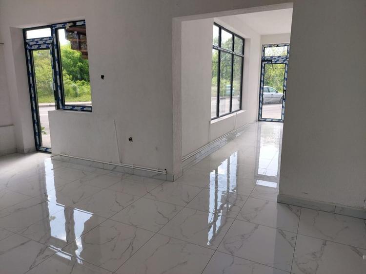 DE INCHIRIAT - renovat - parter si etajul 1 - stradal
