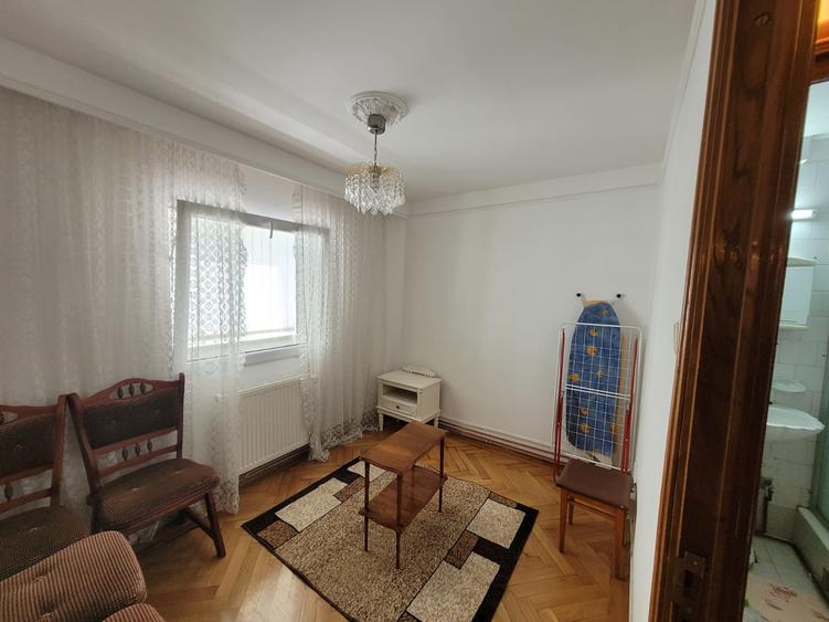 De închiriat apartament cu 4 camere