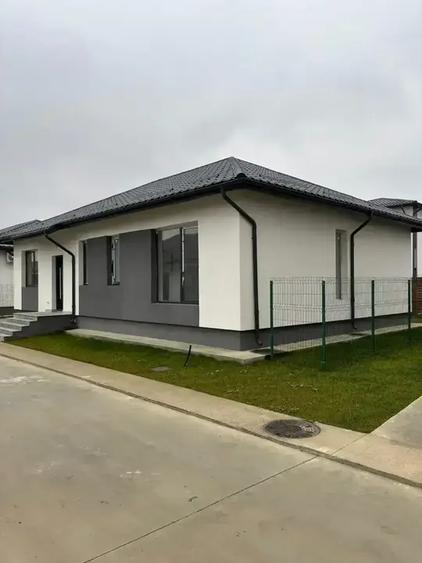 Casa De Vanzare 4 Camere | Finalizata | Curte Parcarea | Bariera