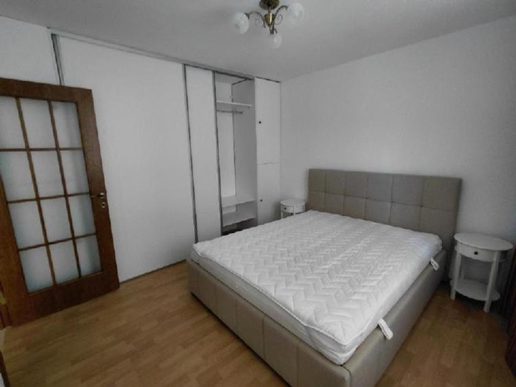 Apartament 3 camere, complet renovat, prima inchiriere. Loc parcare asigurat.