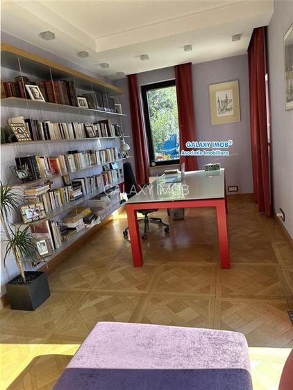 Vila stil florentin pe malul lacului,teren4500mp iesire la lac de 17ml
